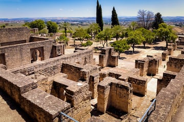 Medina Azahara fue construida por Abderramán III en 936 en un maravilloso lugar en el valle del Guadalquivir y a los pies de Sierra Morena. La ciudad-palacio fue símbolo de la dinastía de los Omeya y además aunaba labores tanto istrativas como residenciales del califato de Córdoba. Quedó los restos de la ciudad quedaron sepultados hasta su redescubrimiento en el primer tercio del siglo XX. El yacimiento arqueológico es una muestra espléndida del legado hispanomusulmán.