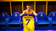 A handout picture released by Saudi Arabia's al-Nassr football club shows Al-Nassr's new Portuguese forward Cristiano Ronaldo holding the club's number seven jersey ahead of his unveiling ceremony at the Mrsool Park Stadium in the Saudi capital Riyadh on January 3, 2023. (Photo by Jorge Ferrari / Al Nassr Football Club / AFP) / == RESTRICTED TO EDITORIAL USE - MANDATORY CREDIT "AFP PHOTO / HO /AL NASSR FOOTBALL CLUB" - NO MARKETING NO ADVERTISING CAMPAIGNS - DISTRIBUTED AS A SERVICE TO CLIENTS ==