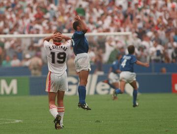 El partido de cuartos de final del Mundial de EE.UU. entre España e Italia pasó a la historia por el infame codazo en la nariz de Tassotti a Luis Enrique. Pero también por el fallo de gol de Julio Salinas. El partido iba 1-1, estaba muy igualado, cuando Salinas tuvo la ocasión más clara del encuentro. Se plantó en un uno contra uno con el portero Pagliuca que no consiguió definir para conseguir el gol. Poco después, Baggio sí consiguió marcar en una jugada similar ante Zubizarreta. El partido terminó 2-1 y España fue eliminada en cuartos de final.