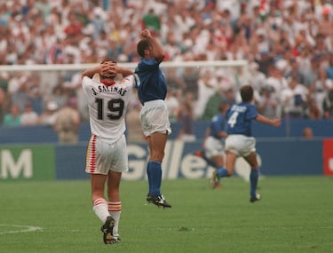 El partido de cuartos de final del Mundial de EE.UU. entre España e Italia pasó a la historia por el infame codazo en la nariz de Tassotti a Luis Enrique. Pero también por el fallo de gol de Julio Salinas. El partido iba 1-1, estaba muy igualado, cuando Salinas tuvo la ocasión más clara del encuentro. Se plantó en un uno contra uno con el portero Pagliuca que no consiguió definir para conseguir el gol. Poco después, Baggio sí consiguió marcar en una jugada similar ante Zubizarreta. El partido terminó 2-1 y España fue eliminada en cuartos de final.