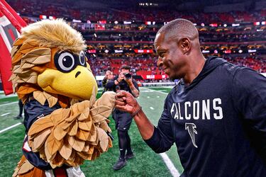 Atlanta Falcons y Buffalo Bills se enfrentaron en el partido de la NFL disputado en el Estadio Mercedes-Benz de Atlanta,
con triunfo contra pronóstico para los locales (24-14). Tras el encuentro, el entrenador de los Falcons, Raheem Morris, celebró la victoria de los suyos con este choque de puños con Freddie Falcon, la mascota del equipo del estado de Georgia.