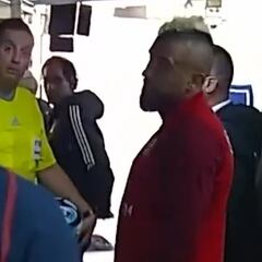 ¡Tenso momento! Vidal encaró al árbitro tras el empate con Paraguay