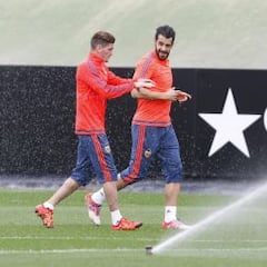 Negredo y De Paul vuelven a una lista de 20 futbolistas