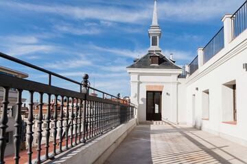 Otro ático de lujo en el barrio de Salamanca, esta vez en la calle General Oráa. Comercializado por Promora, se vende por 9,1 millones de euros y tiene 734m², de los cuales 470m² son de una terraza con unas vistas espectaculares de la capital. Entre otros equipamientos, el edificio, levantado en 1923, dispone en las zonas comunes de piscina climatizada, zona de spa, gimnasio y un coffee bar. 