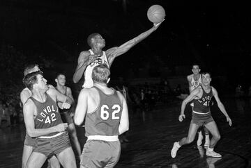 Campeón universitario con San Francisco en dos ocasiones (1955, 1956): únicos títulos cosechados por la universidad californiana en su historia.
