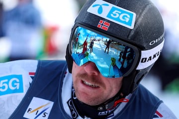 El noruego Aleksander Aamodt Kilde se prepara para el entrenamiento de descenso masculino de la Copa Mundial de esquí alpino que se disputa en Colorado (Estados Unidos). Todo lo que acontece a su alrededor se refleja con una nitidez absoluta en sus gafas, que actúan como un verdadero espejo.