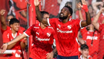 Álvaro Angulo anota en Independiente vs. Racing.