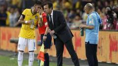 Neymar habla con Dunga.