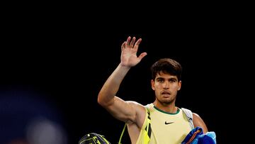 Carlos Alcaraz se despide del público australiano tras perder contra Zverev.