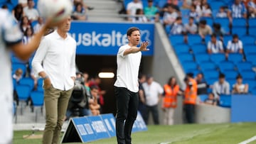 SAN SEBASTIÁN, 29/07/2023.- El entrenador del Bayer Leverkusen, Xabi Alonso (d) da instrucciones a sus jugadores en el partido amistoso ante la Real Sociedad disputado este sábado en el estadio Reale Arena de San Sebastián. EFE/ Juan Herrero
