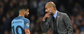 Agüero recibe instrucciones de Pep Guardiola en el partido frente al Barcelona de la cuarta jornada de la fase de grupos de la Champions League.