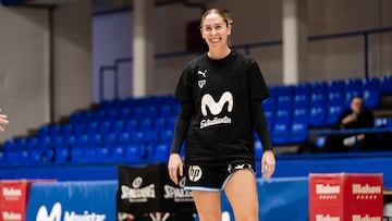 Begoña de Santiago, escolta del Movistar Estudiantes, en el calentamiento previo al partido contra el IDK.