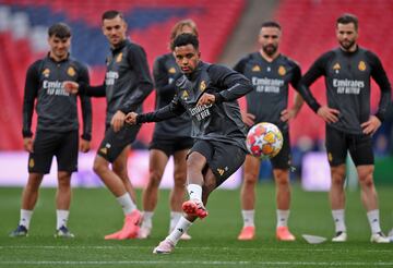 Rodrygo en la sesión de lanzamientos desde el borde del área.