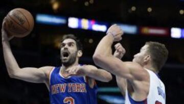 El jugador espa&ntilde;ol de los New York Knicks Jos&eacute; Calder&oacute;n salta para encestar ante la presencia de Blake Griffin, de Los &Aacute;ngeles Clippers.