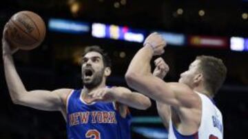 El jugador español de los New York Knicks José Calderón salta para encestar ante la presencia de Blake Griffin, de Los Ángeles Clippers.