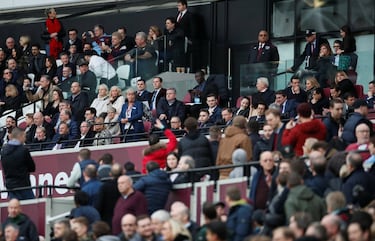 Tras la derrota de 0-3 ante el Burnley, seguidores de los Hammers ingresaron al campo para recriminar a sus jugadores.