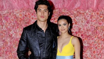 Charles Melton y Camila Mendes en la Met Gala 2019: Camp, en el Museo Metropolitano de Arte, Nueva York. Mayo 06, 2019.