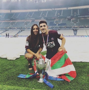 Orgulloso de su tierra, de su pareja y de su equipo. Yuri celebra siempre las victorias con Maddi y con la bandera del Pa¨ªs Vasco.
