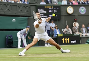 El tenista serbio lo dio todo en el quinto punto del tercer set para evitar que Alcaraz se escapase en el marcador, no lo consiguió y el murciano ganó el tercer set.
