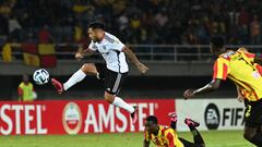 Colo-Colo's midfielder Cesar Fuentes (L) controls the ball during the Copa Libertadores group stage first leg football match between Deportivo Pereira and Colo Colo, at the Hern�n Ram�rez Villegas stadium in Pereira, Colombia, on April 5, 2023. (Photo by JOAQUIN SARMIENTO / AFP)