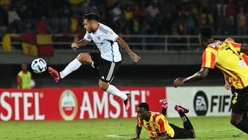 Colo-Colo's midfielder Cesar Fuentes (L) controls the ball during the Copa Libertadores group stage first leg football match between Deportivo Pereira and Colo Colo, at the Hern�n Ram�rez Villegas stadium in Pereira, Colombia, on April 5, 2023. (Photo by JOAQUIN SARMIENTO / AFP)