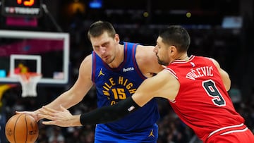 Denver Nuggets center Nikola Jokic (15) drives at Chicago Bulls center Nikola Vucevic (9)