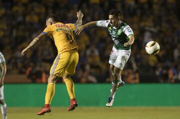 MEX05. MONTERREY (MÉXICO), 25/11/2017.- El jugador Eduardo Vargas (i) de Tigres disputa el balón con Fernando Navarro (d) de León hoy, sábado 25 de noviembre de 2017, durante el partido de vuelta de cuartos de final del Torneo Apertura 2017, entre los equipos de Tigres y León , celebrado en el estadio Universitario de la ciudad de Monterrey (México). EFE/Miguel Sierra.