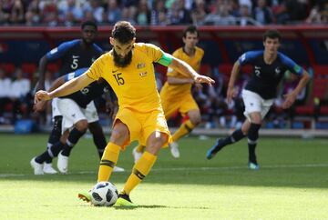 Francia 1-1 Australia | Mile Jedinak transformó el penalti que puso el empate en el marcador.  