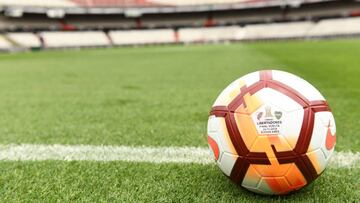 La pelota de la final de la Copa Libertadores entre Boca y River