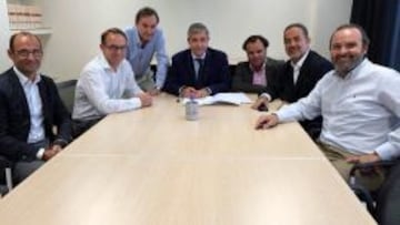 Los nuevos accionistas, junto a Agapito, tras firmar en el notario.