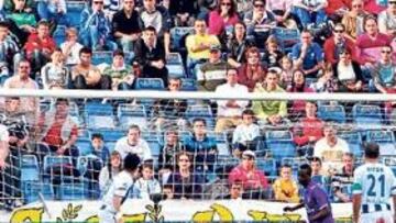 <b>GRAVES ERRORES. </b>En la imagen Goitom marca casi sin querer tras el error de Riesgo en la salida y la poca contundencia de la defensa.