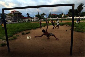 Unos niños juegan al fútbol en Johannesburgo, Sudáfrica. 
