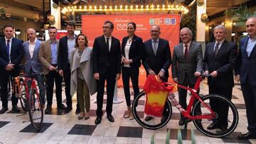 La Consejera de Educaci&oacute;n, Juventud y Deportes de la Regi&oacute;n de Murcia, Adela Mart&iacute;nez-Cach&aacute;; el alcalde de Murcia, Jos&eacute; Ballesta; la alcaldesa de Archena, Patricia Fern&aacute;ndez; Nicol&aacute;s Ruiz, Tercer Teniente de Alcalde de Los Alc&aacute;zeres; Pedro Romero, Concejal de Deportes de Yecla; Javier L&oacute;pez Cerr&oacute;n, Director General de Grupo Orenes; Jos&eacute; Luis Lozano, Director t&eacute;cnico de deportes de Lorca; el presidente de la Real Federaci&oacute;n Espa&ntilde;ola de Ciclismo, Jos&eacute; Luis L&oacute;pez Cerr&oacute;n; y el presidente de la Federaci&oacute;n de Ciclismo de la Regi&oacute;n de Murcia, Sergio Mart&iacute;nez Ros, en la presentaci&oacute;n de la Regi&oacute;n de Murcia como sede de los Campeonatos de Espa&ntilde;a de Ciclismo en carretera de 2019.