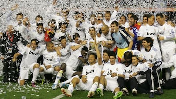 Los jugadores del Real Madrid celebran la Copa del Rey de 2011 sobre el c&eacute;sped de Mestalla, el primero de los 22 t&iacute;tulos del equipo blanco en la segunda d&eacute;cada del siglo XXI.