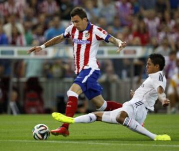 El polaco del Atlético de Madrid, Mario Mandzukic (i), supera la entrada del francés Raphael Varane, del Real Madrid, durante el partido de vuelta de la Supercopa de España que se disputa esta noche en el estadio Vicente Calderón. 