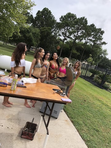 Porristas de Texans organizan barbacoa anual en bikini