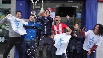 Agraciados con el Tercer Premio del Sorteo Extraordinario de la Lotería de Navidad 2025 correspondiente al número 90693, a 22 de diciembre de 2025, en Igorre, Vizcaya, País Vasco (España). El Sorteo Extraordinario de la Lotería de Navidad de 2025 consta de 198 series y cada serie tiene 100.000 billetes. El total de la emisión asciende a 3.960 millones de euros y se destina a premios (70% de la emisión) 2.772 millones de euros. Cada serie distribuye en premios 14 millones de euros y en total se reparten 30.301.920 premios durante un sorteo que tiene una duración aproximada de cuatro horas.
22 DICIEMBRE 2025
H.Bilbao / Europa Press
22/12/2025