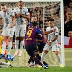 Brozovic se tumbó en la barrera para evitar el gol de Luis Suárez