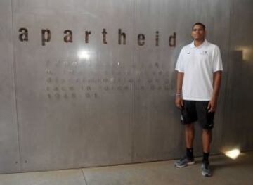 Tobias Harris, jugador de los Orlando Magic, durante su visita al museo del Apartheid.