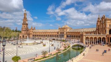 El núcleo histórico de Sevilla es bastante compacto, pero si visitas Triana, a través del Guadalquivir, y la Isla de la Cartuja, las distancias se hacen más evidentes. A los ojos del foráneo, la Feria de Abril y la Semana Santa pueden ser los motivos más recurrentes de visita, pero el Real Alcázar, un complejo de palacios, fortificaciones, patios, piscinas reflectantes y hermosos jardines y olivares dispuestos en una cuidada cuadrícula, es una delicia. Imperdonable no visitar la Plaza de España, la Giralda o la Torre Del Oro. Además, sus barrios, llenos de arte y embrujo, ofrecen innumerables rincones para disfrutar de la gastronomía y del flamenco. Como dice la canción, Sevilla tiene un color especial.