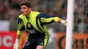 El guardameta español fue convocado por primera ocasión con el Real Madrid a los 16 años. La anécdota cuenta que los Merengues contactaron a Iker mientras él se encontraba en la escuela y así comunicarle que se encontraba convocado para el duelo de Champi