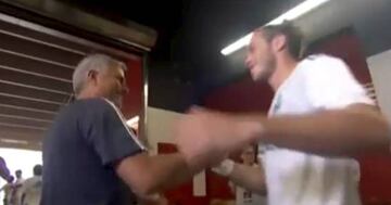 Mourinho saluda a Bale el pasado verano.