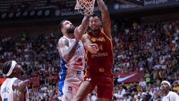 Poirier intenta defender a Willy Hernangómez en el amistoso del Movistar Arena.