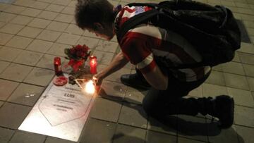 Aficionado del Atlético en la placa de Luis Aragonés