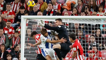 BILBAO, 26/01/2025.-El portero del Athletic Club Unai Simón, despeja un balón durante el partido de la jornada 21 de LaLiga entre el Athletic Club y el Leganés, este domingo en el estadio de San Mamés en Bilbao.-EFE/ Miguel Toña