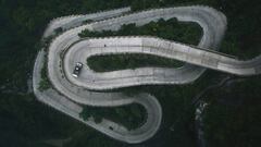 Vista a&eacute;rea de Ken Block durante su ascensi&oacute;n a Tianmen (China) con su Ford F-150 Hoonitruck con aspecto de 1977 para su proyecto Climbkhana TWO.