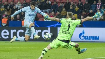 Morata marca su gol contra el Bayer Leverkusen.