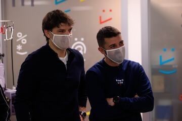 Morientes y Villa, durante el acto en el Hospital La Paz.