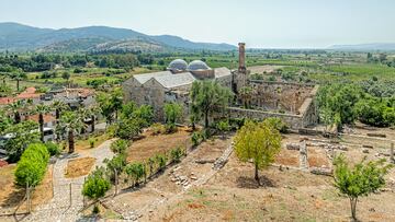 El pa¨ªs transcontinental suele estar entre los diez mayores productores de aceite de oliva. La cantidad recogida oscila sustancialmente dependiendo del clima entre 60.000 y 180.000 toneladas, normalmente. La campa?a de 2022-23 fue r¨¦cord con 421.000 toneladas, para la presente campa?a no se espera superar las 180.000 toneladas. En la foto, cultivos en la localidad del Egeo, Selcuk.