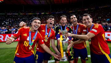 Los jugadores de la Real celebran la Eurocopa ganada con España.